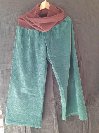 Breite grüne Cordhose mit elastischen Bund Gr. M