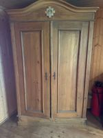 Schrank Holz Antik mit Verzierungen 2 Tuerig