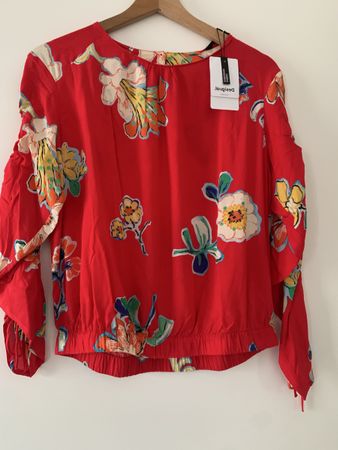 Chemisier Desigual rouge à fleurs, taille L mais petit-neuf!
