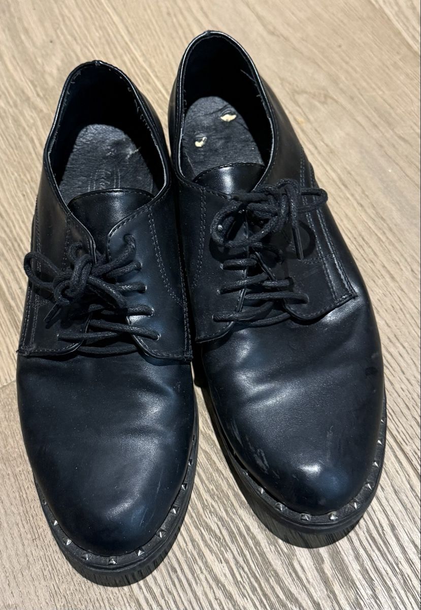Scarpe da uomo: Schwarze Halbschuhe Gr. 38 mit Nieten – Usato da Urdorf venduto da kaaaariin