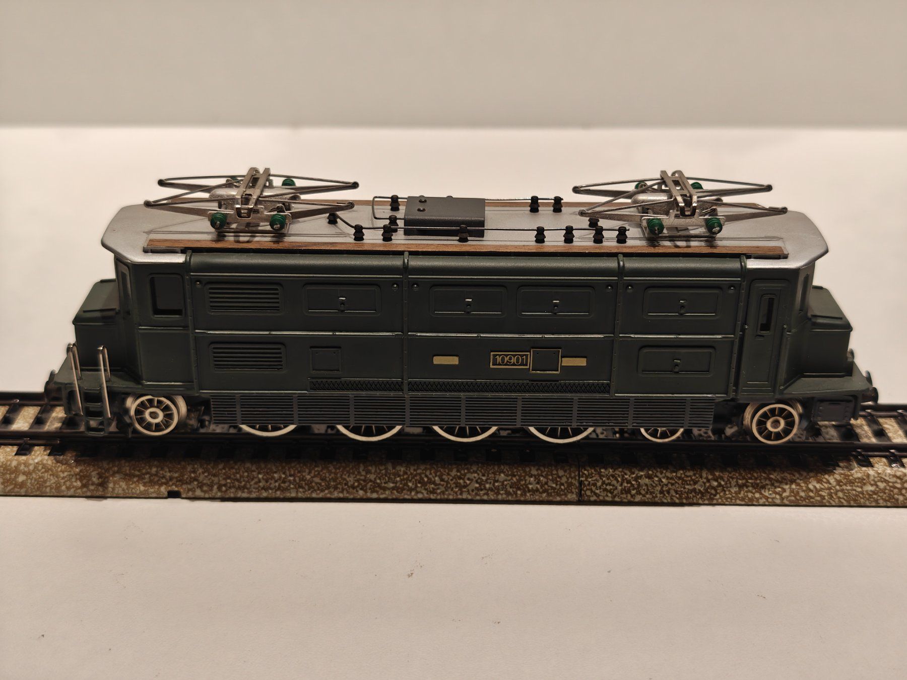 Hag Modellini di ferrovie: Hag Nr. 140 Ae 4/7 SBB – Usato da Braunau venduto da Homersimpson 2