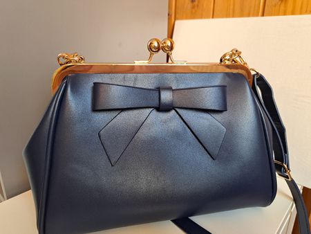 Elegante Handtasche in Marineblau mit Schleife - Neuwertig!