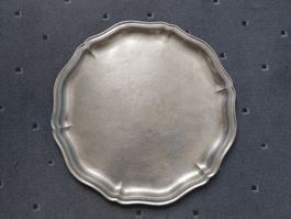 grosser Zinnteller mit geschwungenem Rand, DM 34 cm