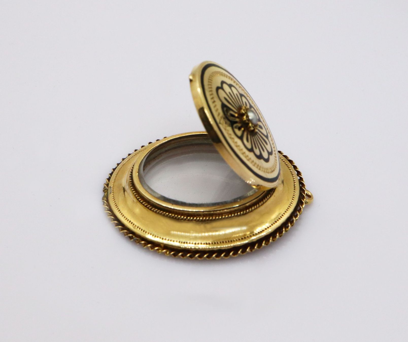 Ciondoli: Antikes Medaillon in 14K Gold mit Emaille – Usato da Dürnten venduto da schmucklicher 2