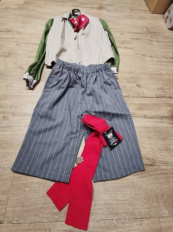 Costumi: Fasnachtskostüme für Gross und Klein – Usato da Lausen venduto da 04362 1