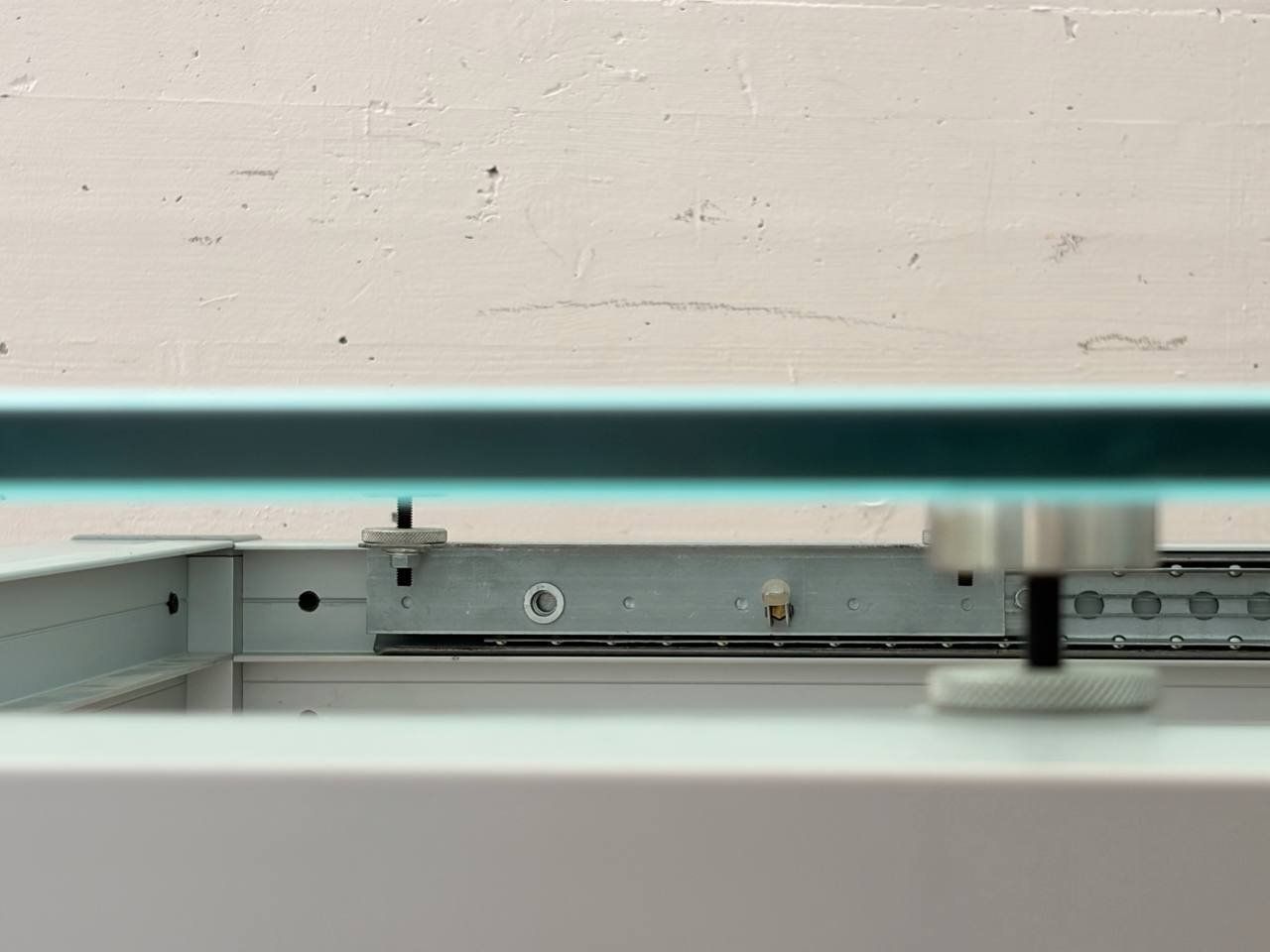 Tavoli: Moderner Glastisch mit Aluminiumgestell, 2000er Jahre – Usato da Zürich venduto da LeMoege 8