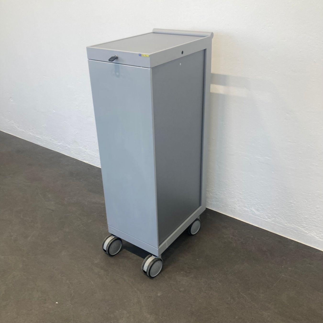 Banconi: Denz D3 Roll-Caddy Silbergrau mit Schlüssel – Usato da Schönenwerd venduto da mcofficeshop 4