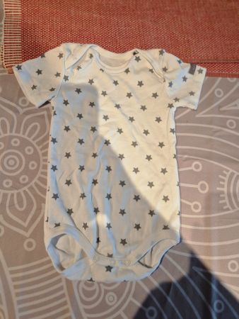 Tolles body kurzarm  von Bellybutton Sterne Grösse 68.