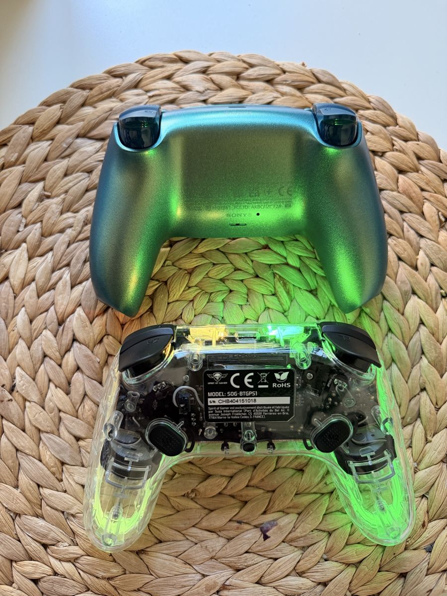 Systèmes de contrôle: Two Controllers, PS5 original and one custom, clear shell – Neuf (Voir description) à Genève par aki_xbk9 4