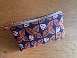 Handmade Täschchen – Erdbeeren dunkelblau