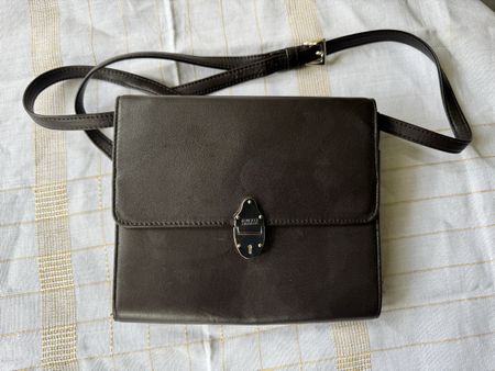 Schwarze Umhängetasche aus Leder - Enzo Angiolini