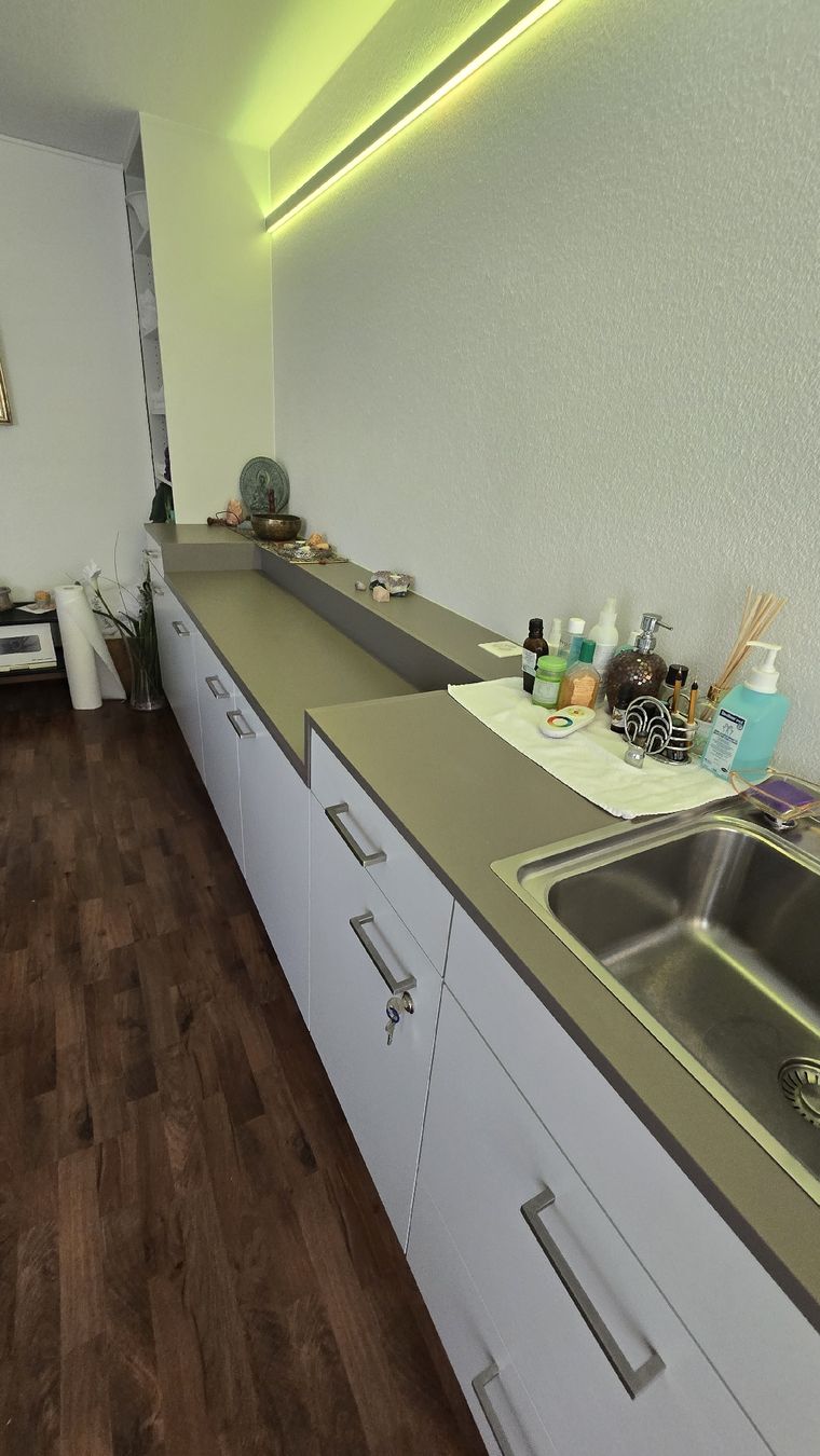Allestimento di negozi e stand fieristici: Siteboard, Einbaumöbel mit Waschbecken – Usato da Uznach venduto da lindahu 2