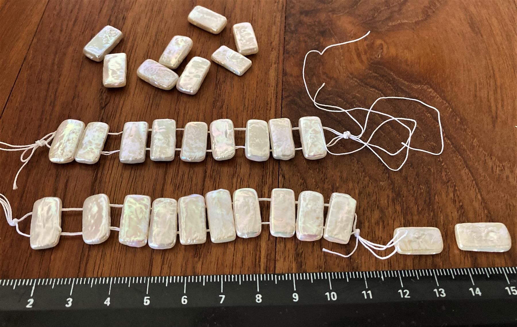 Perle (finte): 29 perles culture blanches "rectangles" / Zuchtperlen – Nuovo e nell'imballaggio originale da Goumoens-la-Ville venduto da brandonv