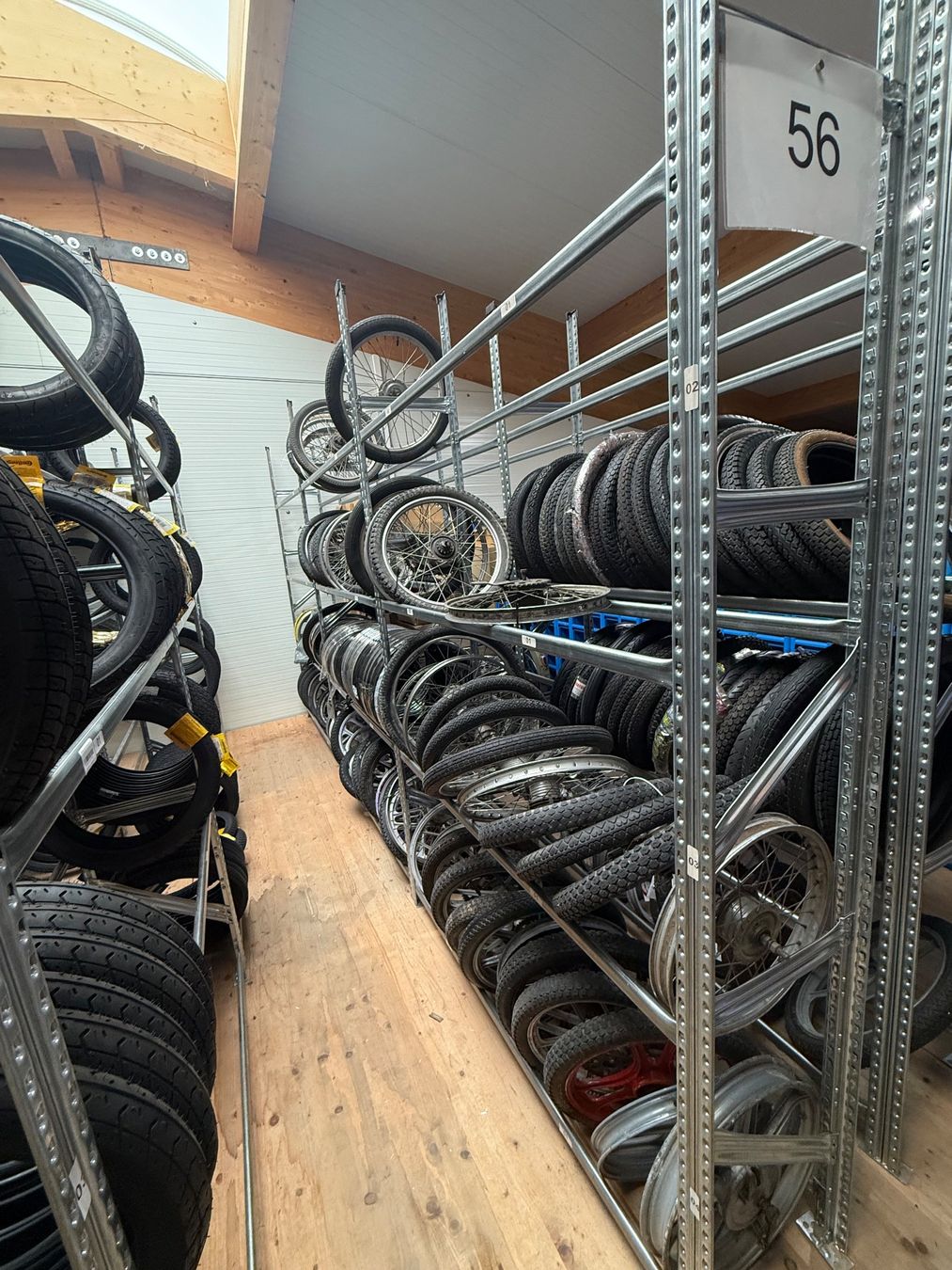 Scaffali: Pneuregal Auto/Motorrad/Mofa/Velo – Usato da Hallau venduto da mofaplus