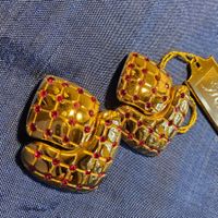 Luxuriöse neue Grossé Ohrclips, Goldig mit rotem Strass