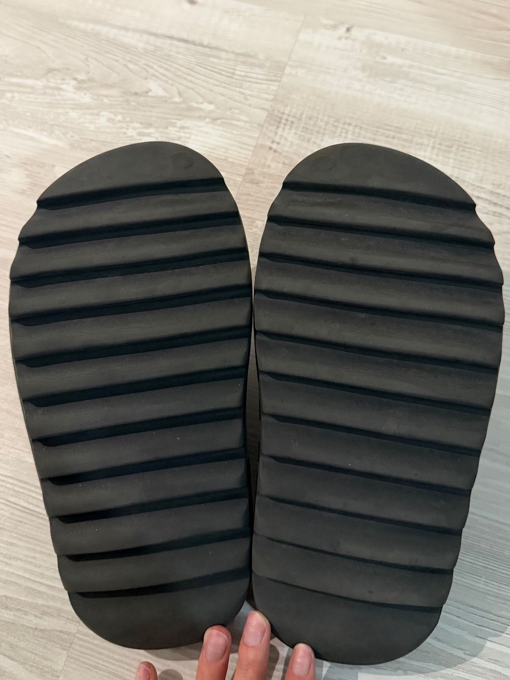 Adidas Herrenschuhe: Yeezy Slide – Gebraucht aus Court von Style_ambre 2