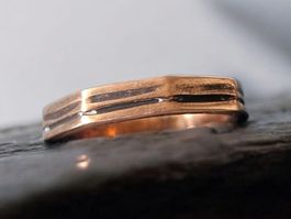 Bronze-Ring achteckig, gerillt, Gr. 47.5