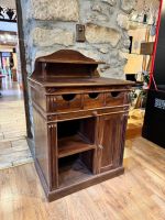 Meuble vintage en bois massif avec tiroirs et portes.