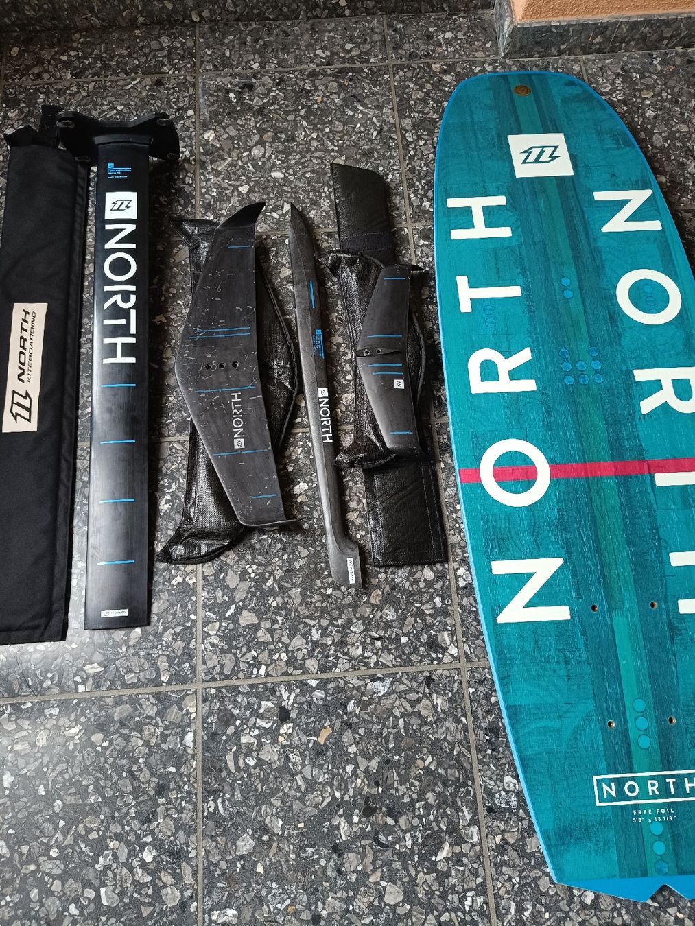 Duotone Aquilone: North Duotone Kite Foil Set wing kitesurfen – Usato da Zürich venduto da Burritos 2
