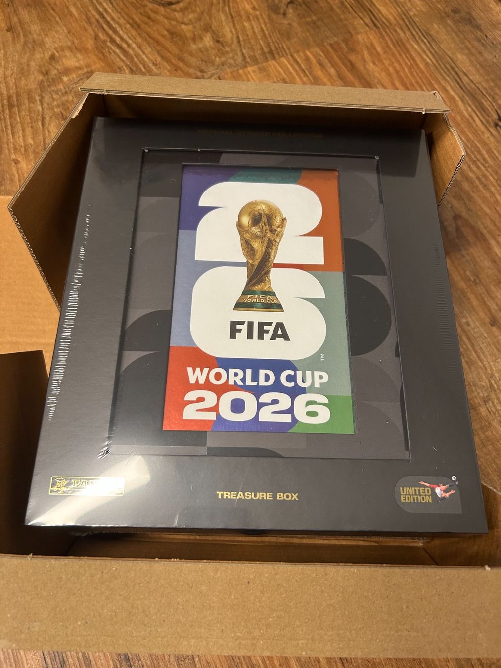 Panini Carte collezionabili: Panini WM 2026 Treasure Box NEU – Nuovo e nell'imballaggio originale da Amriswil venduto da TheClavv