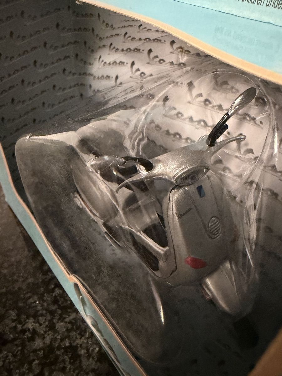 Modellautos: Piaggio Vespa ET2 50ccm 1:18 – Neu und originalverpackt aus Belp von be3027 2