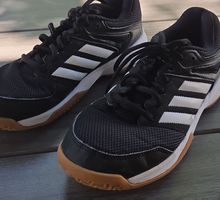Adidas Hallenschuhe schwarz Grösse 37.