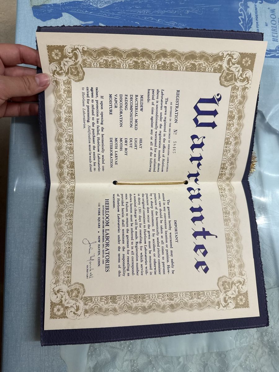 Kleider: Preserved Heirloom Wedding Gown - Unopened since 1949 – Gebraucht aus Zürich von wil_2sm9 7