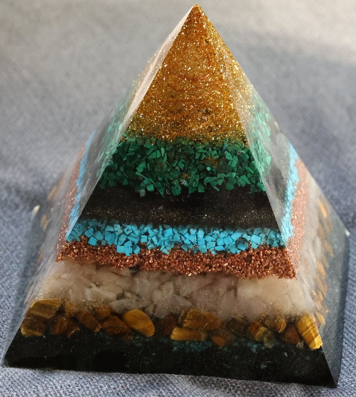 Mineralien & Heilsteine: Orgonitpyramid 14x14x14 cm – Gebraucht aus Diegten von dolphin04