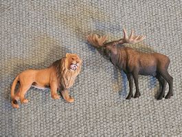 2 sehr schöne, grosse Schleich Tiere, löwe, elch