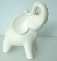Cremeweisser Keramik-Elefant mit erhobenem Rüssel