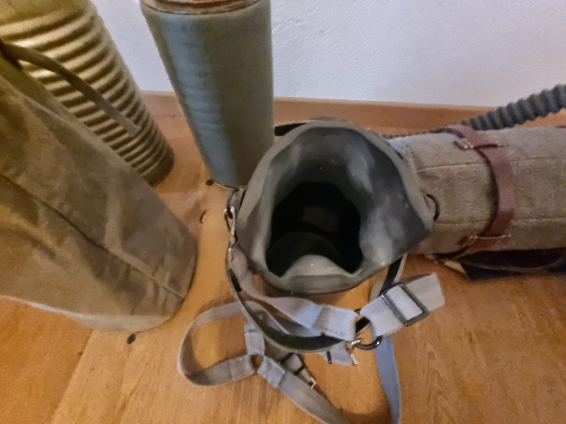 Schweizer Armee Uniformi: Pferdegasmaske 1940 mit Pferdekopf Schweizer Armee Train – Usato da Niederönz venduto da Vgt22 5