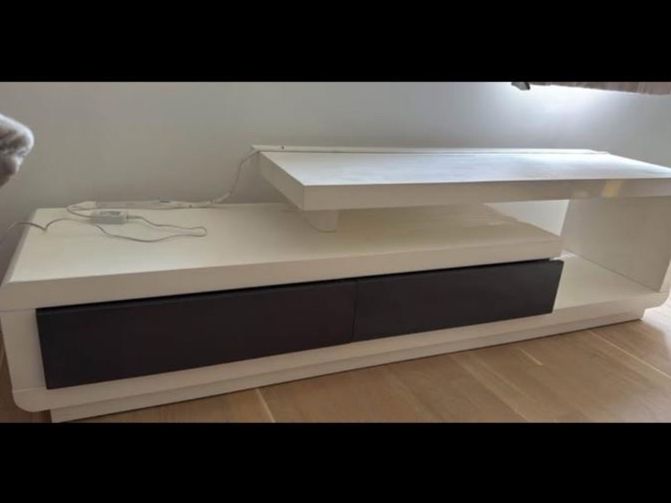 Mobili TV: meuble tv avec led phillips accroché dessus – Usato da Lausanne venduto da lei_26fz