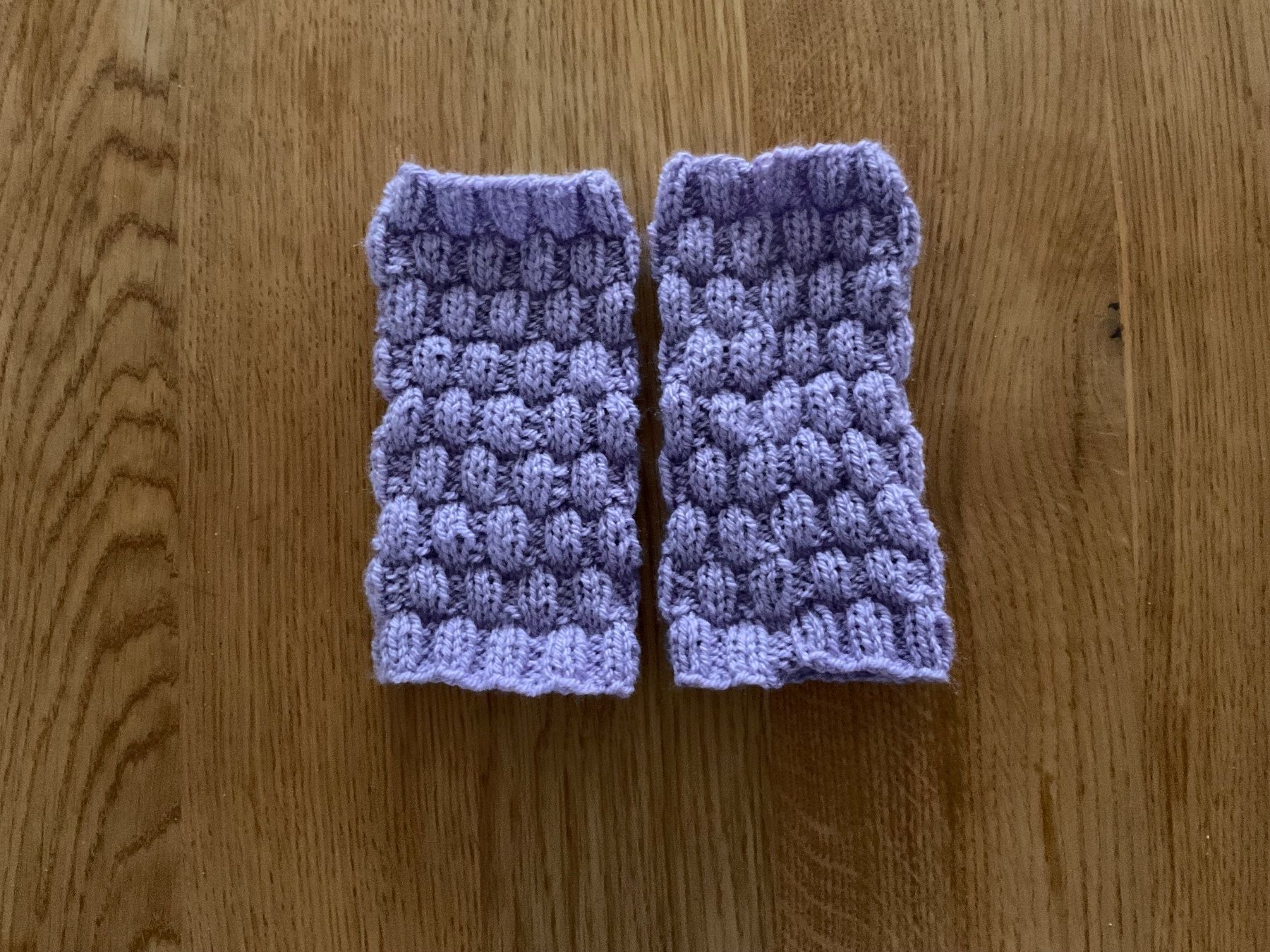Handschuhe & Handstulpen: Handgestrickte Pulswärmer- Amedisli Lila – Neu (gemäss Beschreibung) aus Wetzikon ZH von FeeF