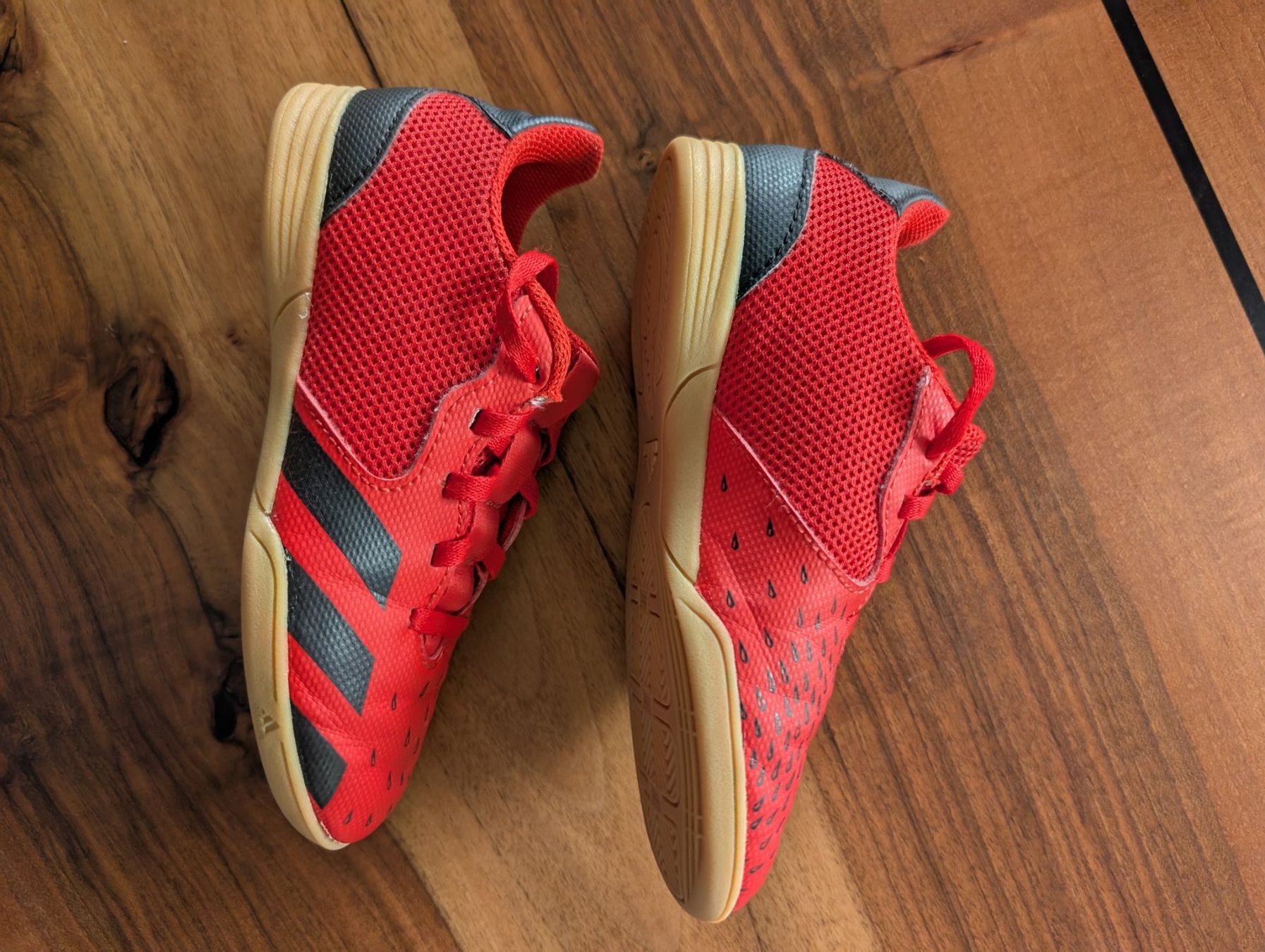 Adidas Scarpe per ragazzi: Adidas Predator Hallenschuhe Gr. 31 – Usato da Ennetmoos venduto da Mountainfee 1