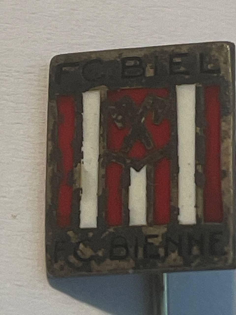 Placchette & Badge: 44. Anstecknadel - FC Biel – Usato da Luzern venduto da Irek 1