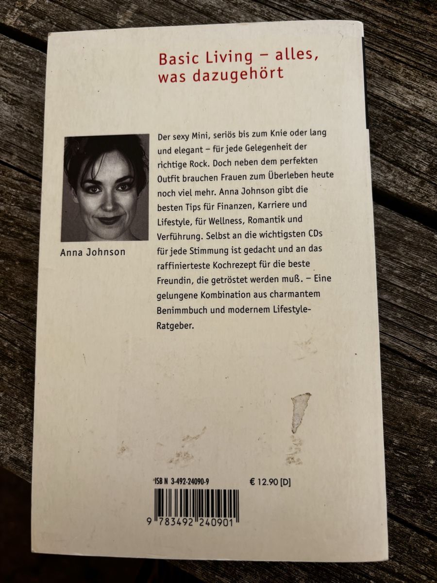 Libri: Anna Johnson - Drei schwarze Röcke - Basic Living 📖 – Usato da Hinteregg venduto da Natsuki13 1