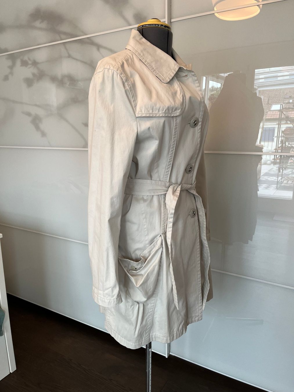 Cappotti: offwhite Regenmantel, Grösse 42 – Usato da Rümlang venduto da Blume817 1