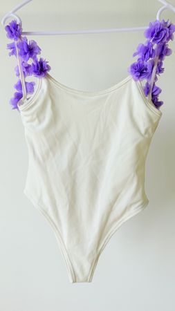 Badeanzug weiss mit lila Blumen Grösse S neu