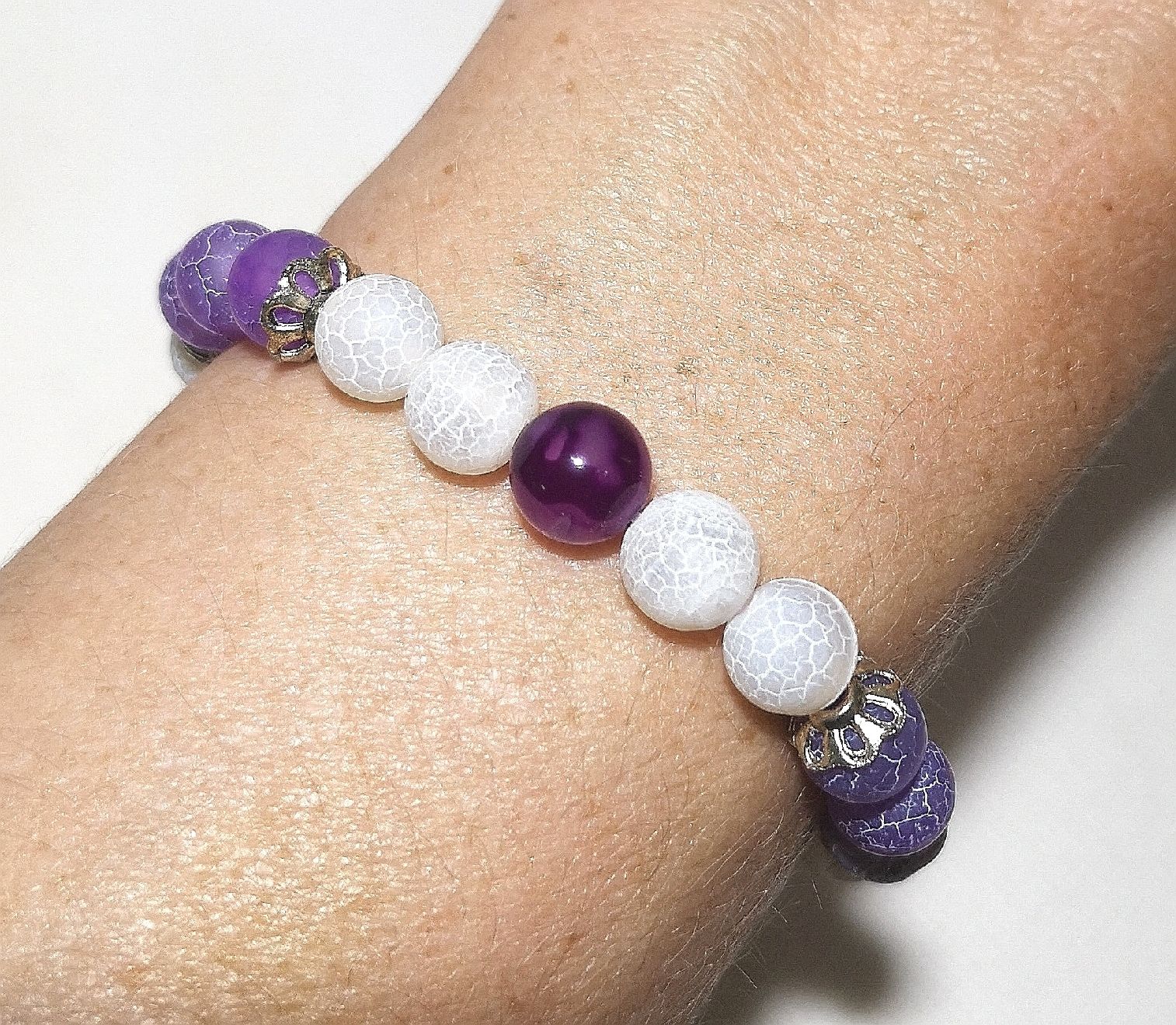 Bracciali & Braccialetti: weiss-violette Steinarmk. - Spendenaktion – Nuovo (secondo la descrizione) da Unterkulm venduto da Nachtigall 1