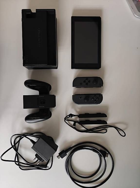 Nintendo Consoles: Nintendo Switch 32GB 2019 Edition – D'occasion à Schattdorf par almxstdxne 1