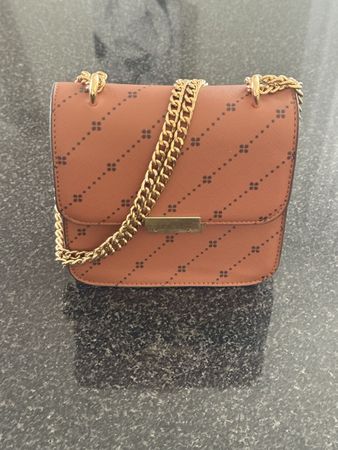 Braune Handtasche mit Goldkette – perfekt für den Herbst!