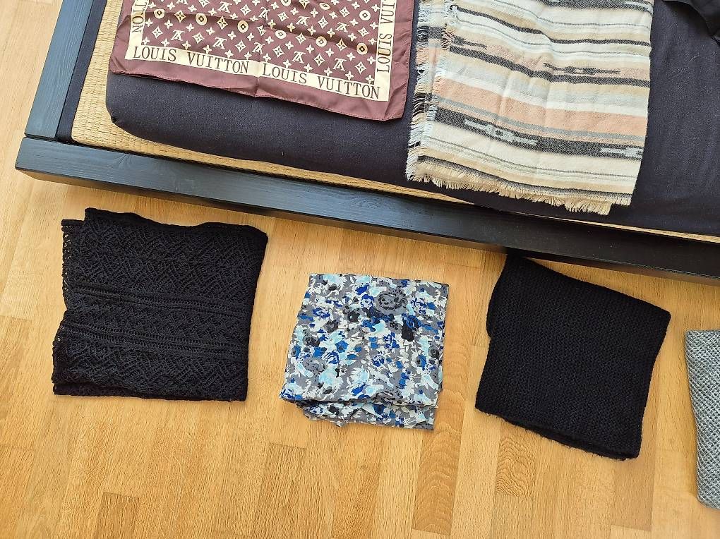 Foulard & Sciarpe: Set mit 9 Schals / Foulards – Usato da Kriens venduto da Moana89 1