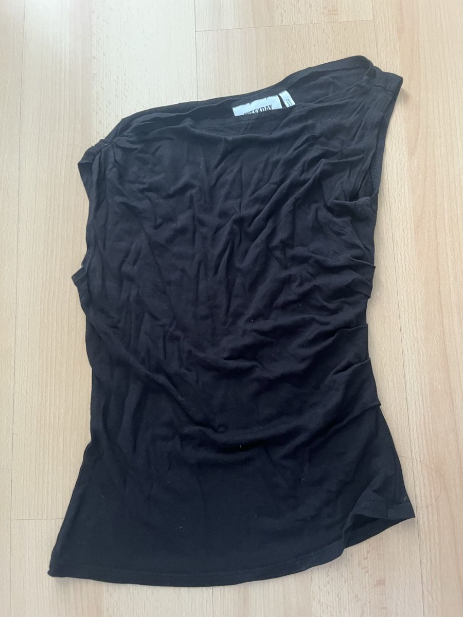 Weekday Tops: Weekday top – Gebraucht aus Basel von jaa_g99v