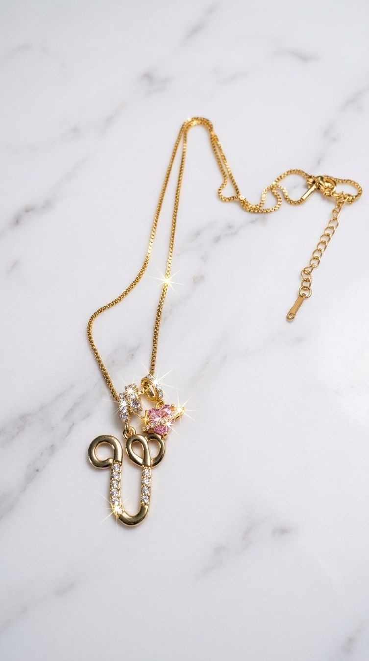 Catenine: Collier doré lettre V – Nuovo e nell'imballaggio originale da St-Maurice venduto da Sandrinette123