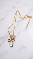 Collier doré lettre V
