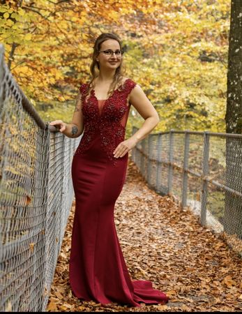 Abendkleid dunkelrot mit Perlenstickerei bodenlang
