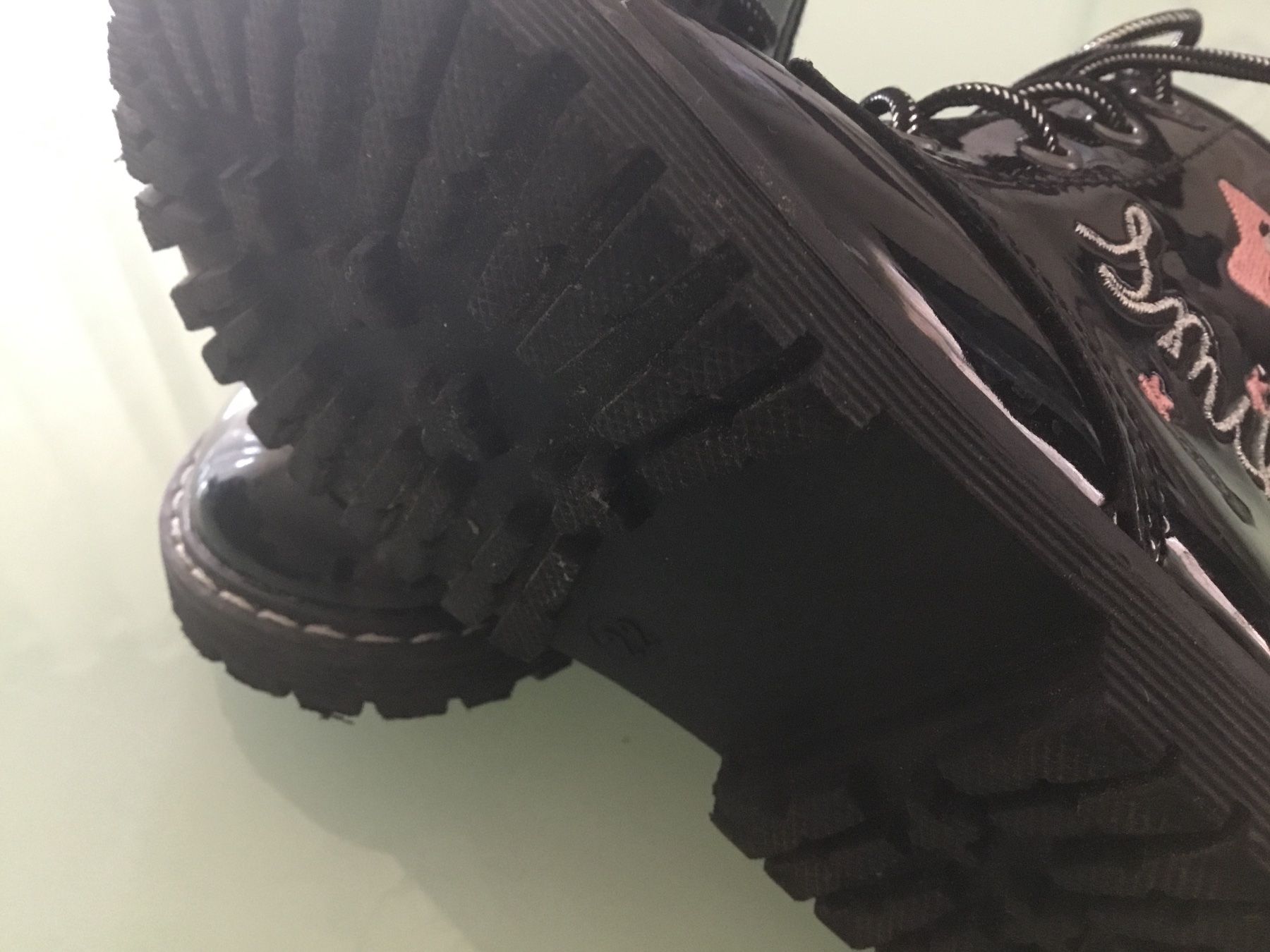 Scarpe per ragazze: Mädchen Lack-Boots, Schwarz mit Stern, Gr. 22 – Usato da Näfels venduto da ale_c9qn 1