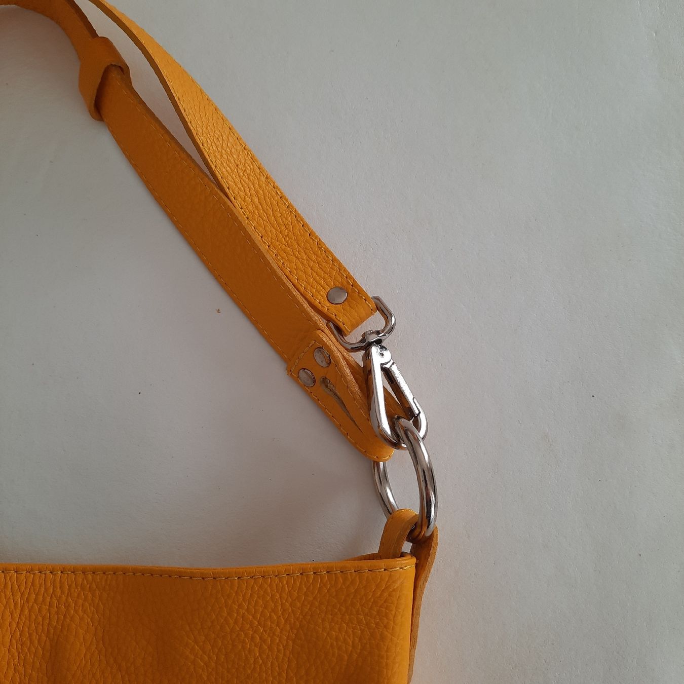 Borse da donna: Echteleder Umhänge Tasche NEU. gelb.Top. – Nuovo e nell'imballaggio originale da olten venduto da Laterne50 5
