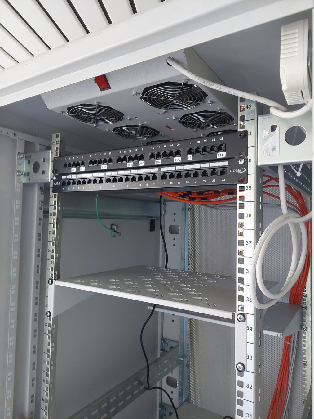 Schränke: Netzwerkschrank, Serverrack, Serverschrank mit Lüfter – Gebraucht aus Jona von Aptiva 1