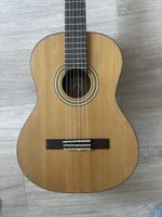 Belle guitare neuve pour jeune musicien